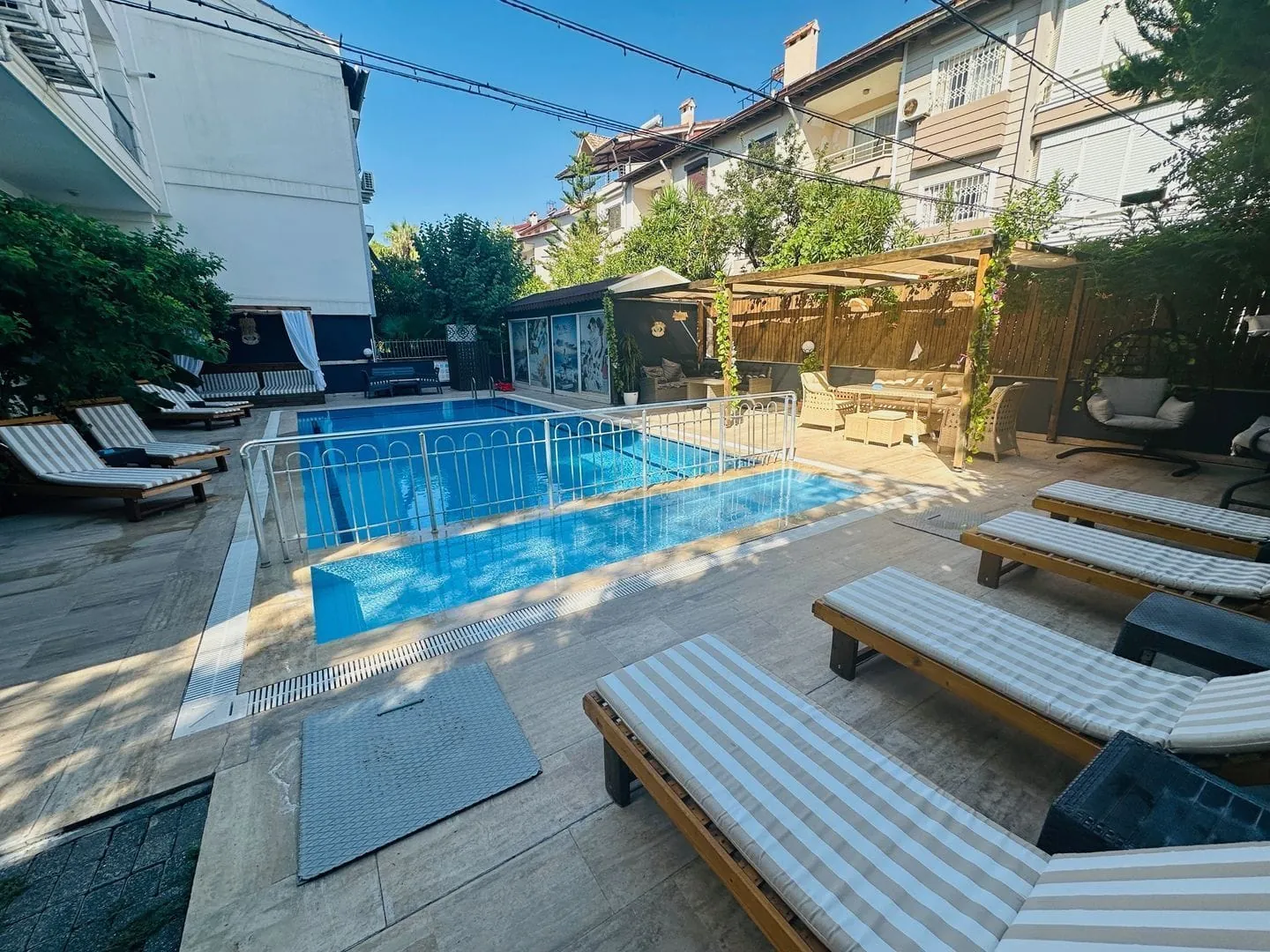 Royal Loft Suite bahçe ve havuz alanı